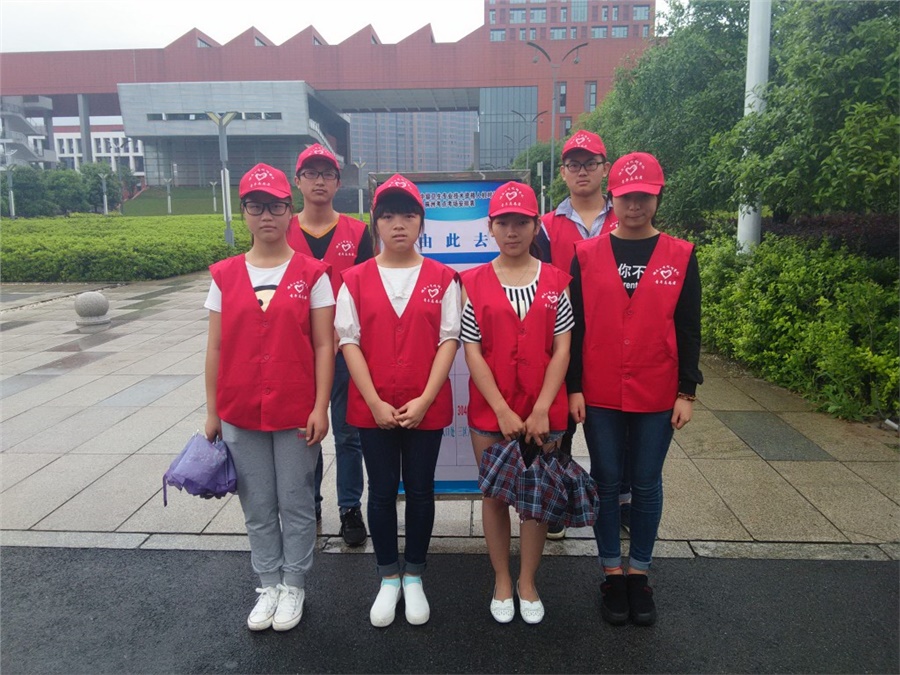 院团委“小红帽”冒雨参与卫生技术资格考试服务